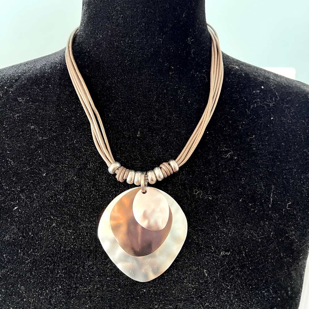 Women’s pendant necklace
